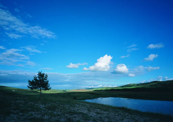 湖と曇りの空の美しい景色 — ストック写真