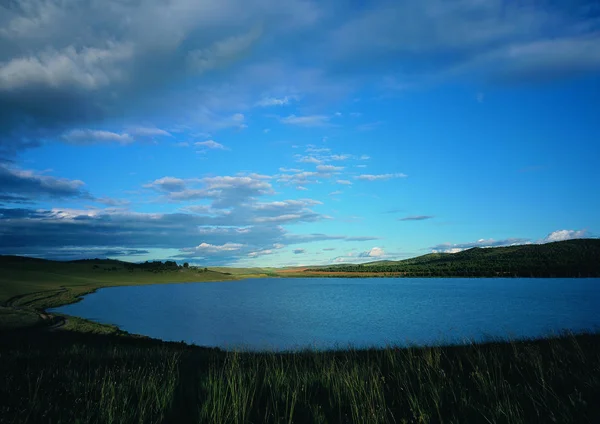 美丽的湖景和多云的天空 — 图库照片