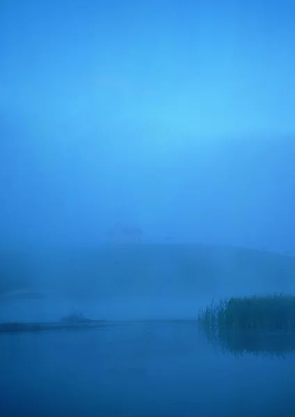 Gyönyörű Kilátás Ködös Tóra — Stock Fotó