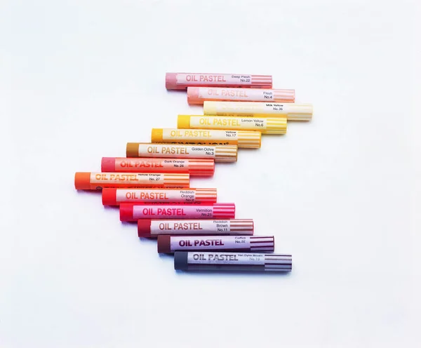 Beyaz Arka Planda Renkli Yağlı Kalemler — Stok fotoğraf