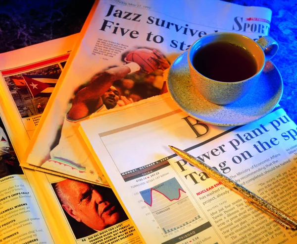 Periódicos Con Taza Café Pluma — Foto de Stock