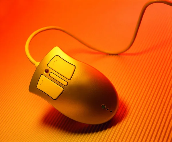 テクスチャの背景上のコンピュータ マウス — ストック写真