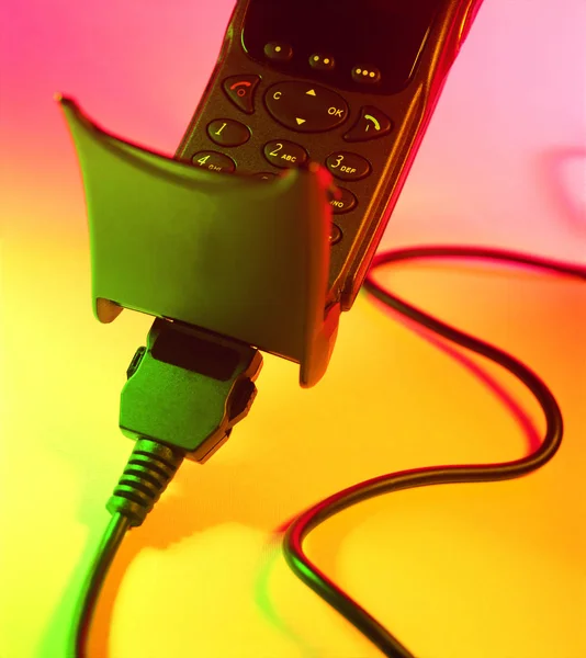 Dijital Cihazlı Renkli Bir Arkaplan Gradyan Arkaplanda Cep Telefonunun Kapatılması — Stok fotoğraf