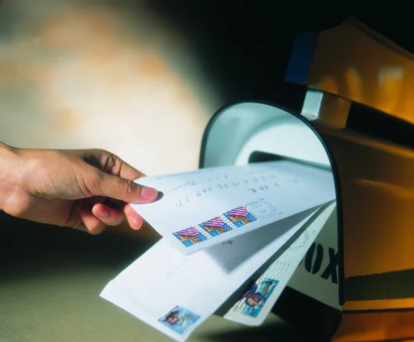 Fecho Mão Feminina Colocando Cartas Caixa Correio — Fotografia de Stock