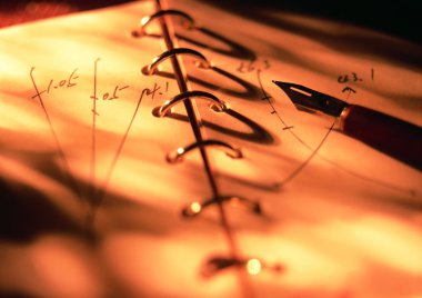 Arka planda not defteri ve kalem