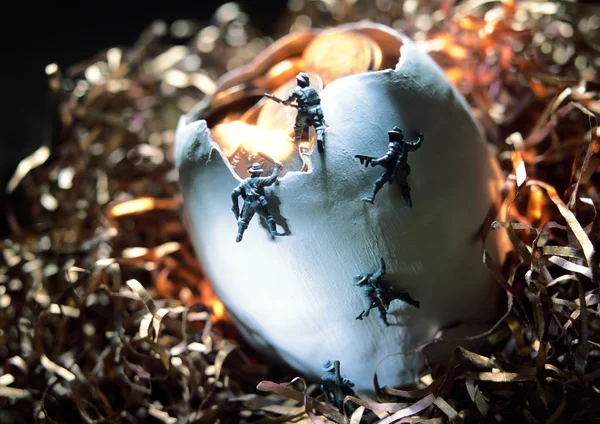 Στρατιώτες Που Σκαρφαλώνουν Αυγό Κέρματα — Φωτογραφία Αρχείου