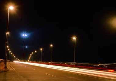 Geceleri otobanda trafik ışıkları