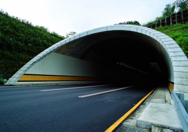 Şehirde yol, arka planda seyahat yeri