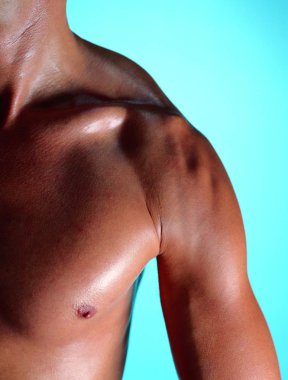 Arka planda güzel erkek vücudu, kapat.