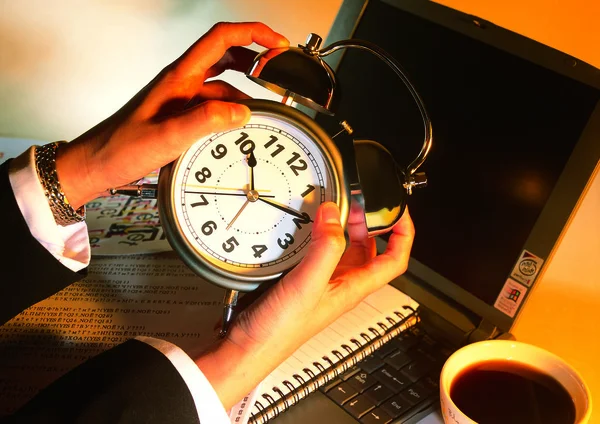 Vista Cerca Del Hombre Negocios Que Sostiene Reloj — Foto de Stock