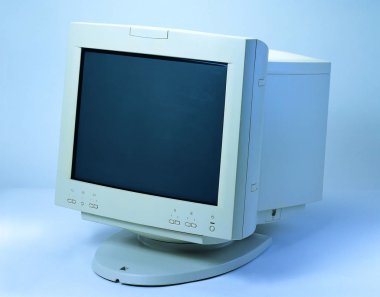 arka planda bilgisayar monitörü 