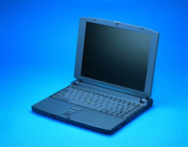 arka planda eski laptop