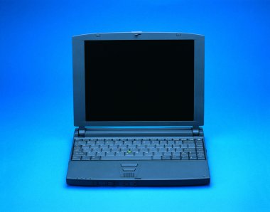 arka planda eski laptop