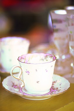 Masada tabağı olan çay fincanı