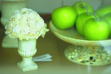 yeşil elma ve çiçekler ahşap bir masada