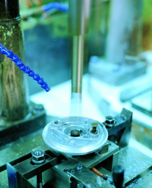 Modern fabrika ve endüstriyel arkaplan üzerindeki makine nesnelerine yakın çekim 