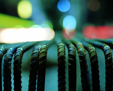 Modern fabrika ve endüstriyel arkaplan üzerindeki makine nesnelerine yakın çekim 