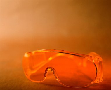 Modern fabrika ve endüstriyel arkaplan üzerindeki makine nesnelerine yakın çekim 