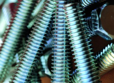 Modern fabrika ve endüstriyel arkaplan üzerindeki makine nesnelerine yakın çekim 