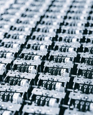 Modern fabrika ve endüstriyel arkaplan üzerindeki makine nesnelerine yakın çekim 