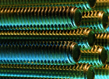 Modern fabrika ve endüstriyel arkaplan üzerindeki makine nesnelerine yakın çekim 