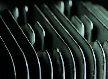 Modern fabrika ve endüstriyel arkaplan üzerindeki makine nesnelerine yakın çekim 