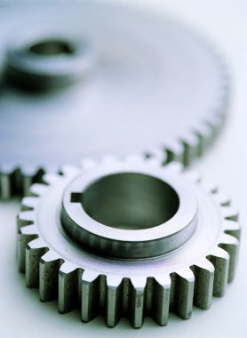 Modern fabrika ve endüstriyel arkaplan üzerindeki makine nesnelerine yakın çekim 