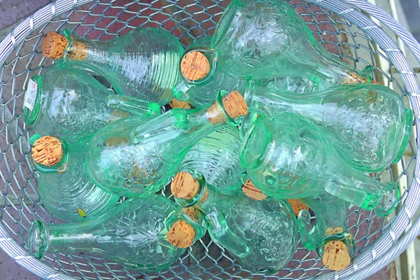 Banyak Tipe Berbeda Dari Botol Kaca Tempat Sampah — Stok Foto