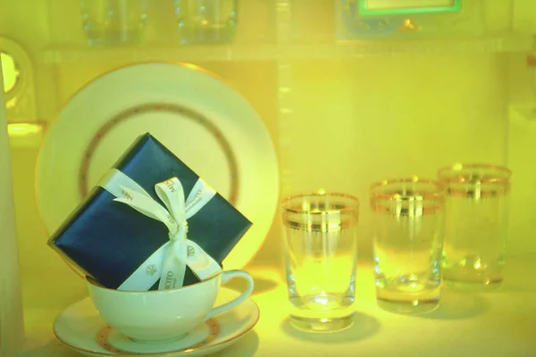 Weißer Teller Mit Tee Und Geschenk Auf Dem Tisch — Stockfoto