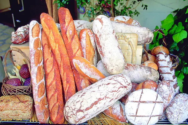 通りの市場で様々なパンの山 — ストック写真