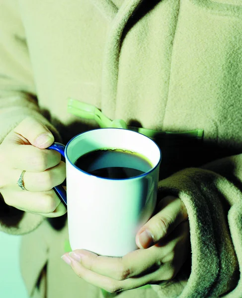 Eller Siyah Kahve Tutarak Görünümü Yakın — Stok fotoğraf