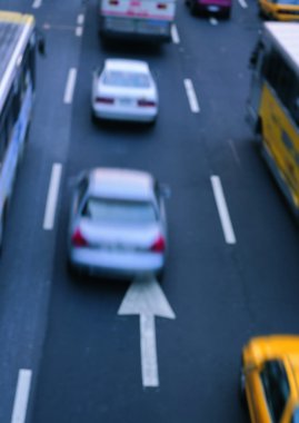 Akşam saatlerinde şehir trafiği bulanık, soyut arkaplan  