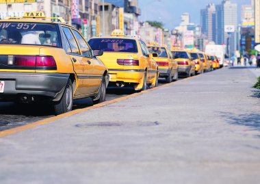 Akşam vakti caddede taksiler.