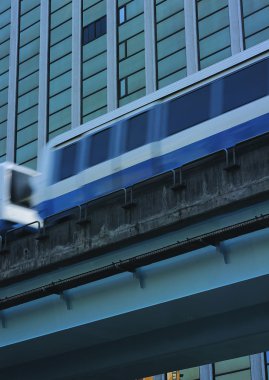 Metro treni gündüz vakti köprüde. 