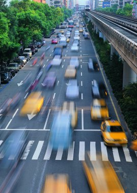 Akşam saatlerinde şehir trafiği bulanık, soyut arkaplan  
