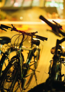 Bisikletler gece sokağa park edilmiş. 