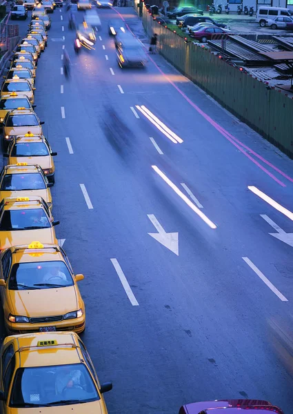 Taxibilar Gatan Kvällen — Stockfoto