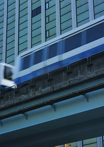 Metro treni gündüz vakti köprüde. 