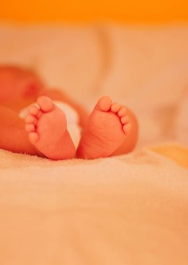 Bulanık arkaplanda şirin yeni doğmuş ayakların yakın çekimi