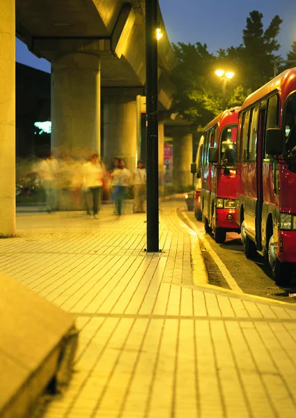 Bus Rouges Les Gens Dans Ville Lieu Voyage Sur Fond — Photo