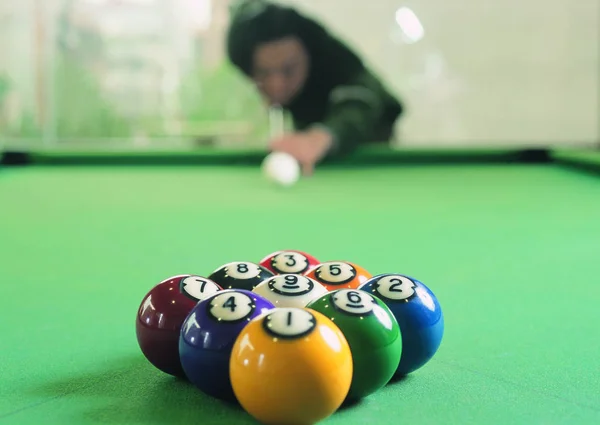 Yeşil Masadaki Bilardo Toplarının Kapanışı Bulanık Oyuncu Arkaplanı — Stok fotoğraf
