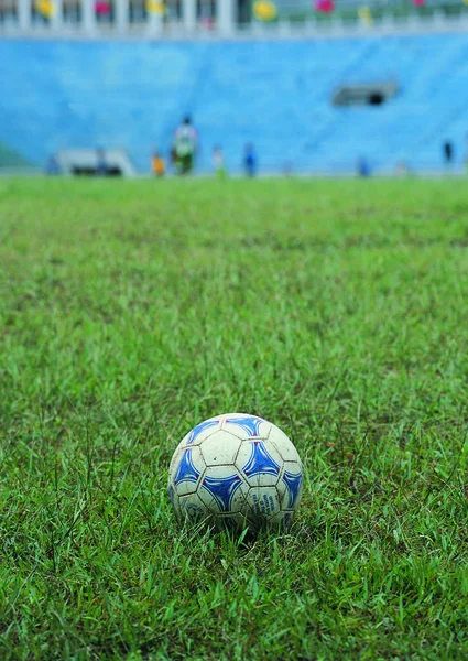 Piłka Nożna Zielonej Trawie Stadionu — Zdjęcie stockowe