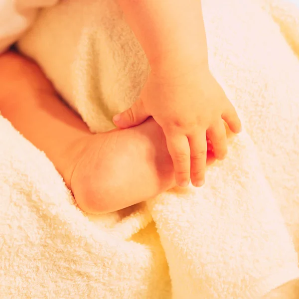 Primer Plano Lindos Pies Recién Nacidos Sobre Fondo Borroso —  Fotos de Stock