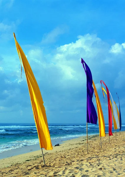沙滩上五彩斑斓的旗帜 — 图库照片