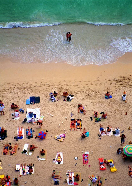 Grupo Pessoas Praia Fundo Natureza — Fotografia de Stock