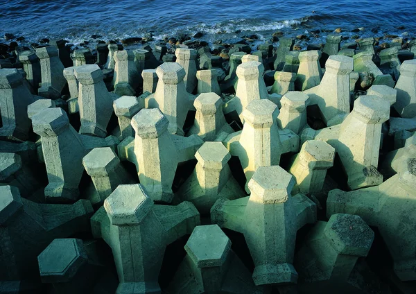 Strand Met Veel Betonnen Golfbrekers Natuur Achtergrond Rechtenvrije Stockafbeeldingen