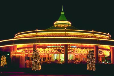 Akşam manzarası lunapark gezintisini aydınlatıyor.