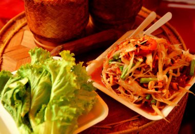 Kırmızı lahana ve marullu salata.