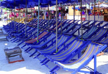 Güneydoğu Asya sahilinde güneşli yataklar, gündüz manzarası. 