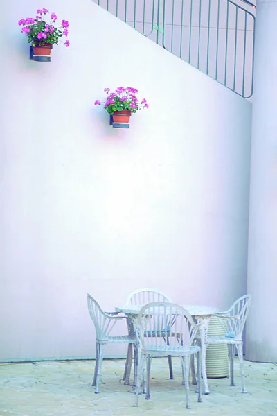 Schöne Blumen Und Tisch Mit Stühlen Reiseplatz Hintergrund — Stockfoto